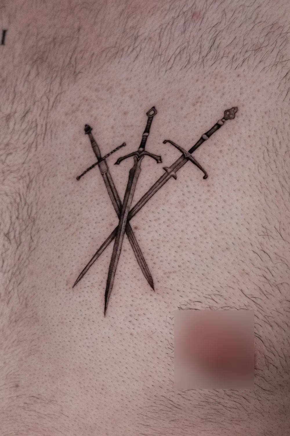 Minimalistisches Dolch Tattoo in feiner Blackwork Linienführung, dezentes Symbol Tattoo gestochen in Hamburg