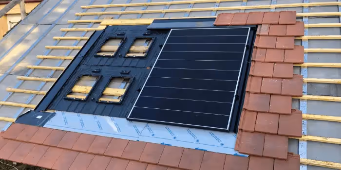 Integrated GSE tray for solar panels