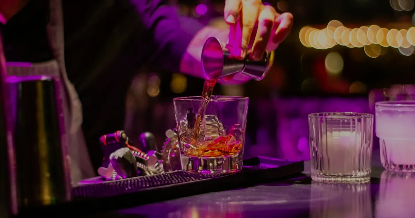 Bartender pouring a drink — website for bars by Quillow