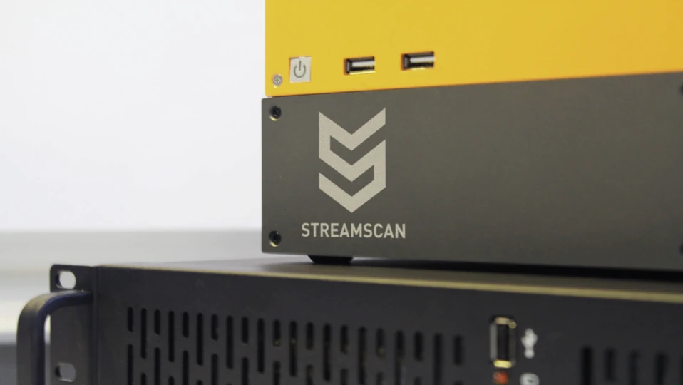 Gros plan d'un serveur StreamScan XDR avec bouton d'alimentation sur un fond clair.