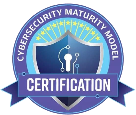 Logo de certification du modèle de maturité en cybersécurité avec un bouclier bleu et des étoiles jaunes en arrière-plan.
