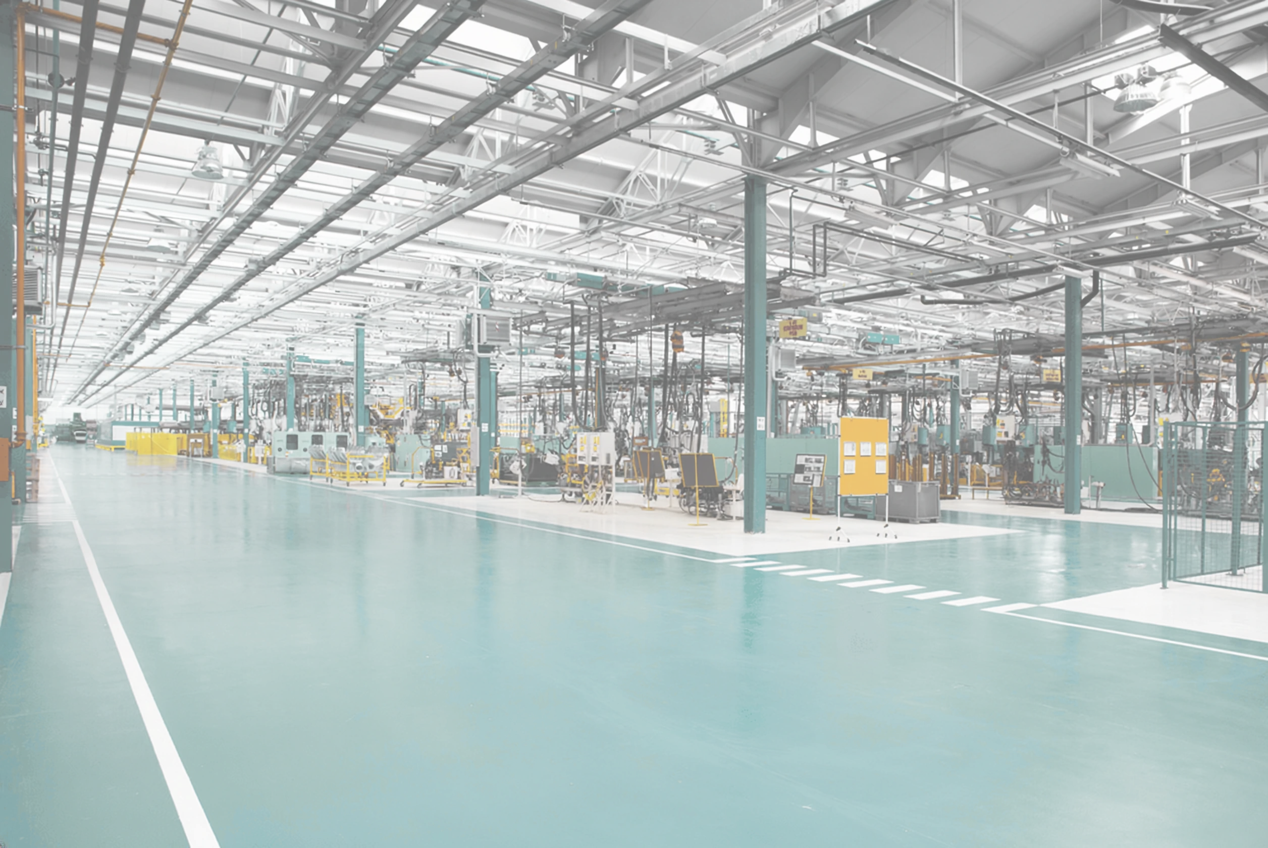 Intérieur d'une usine moderne avec des machines industrielles et infrastructure de production automatisée.
