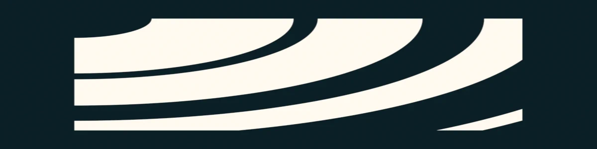 Motif abstrait de courbes larges et blanches sur fond noir créant un effet d'ondulation.