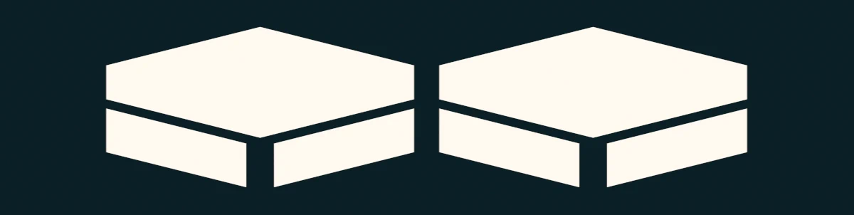 Deux cubes blancs stylisés côte à côte sur un fond noir.