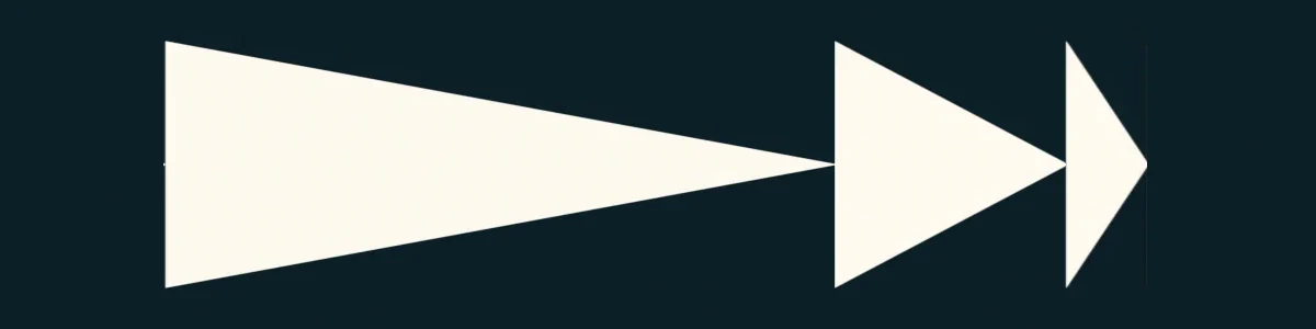 Flèche stylisée composée de trois triangles blancs pointant vers la droite sur fond noir.