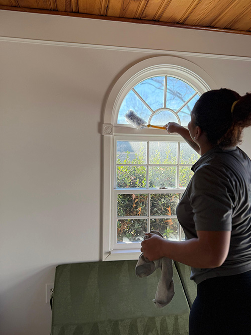 Cleaner doing house cleaning services in New Jersey