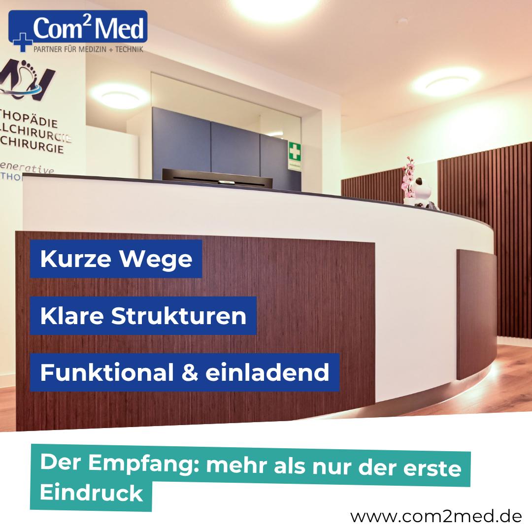 Der Empfang: mehr als nur der erste Eindruck – Empfangstresen einer von Com²Med eingerichteten Praxis
