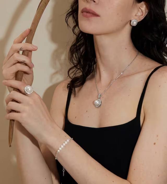 Dainty and romantic jewelry from the Branvas catalog