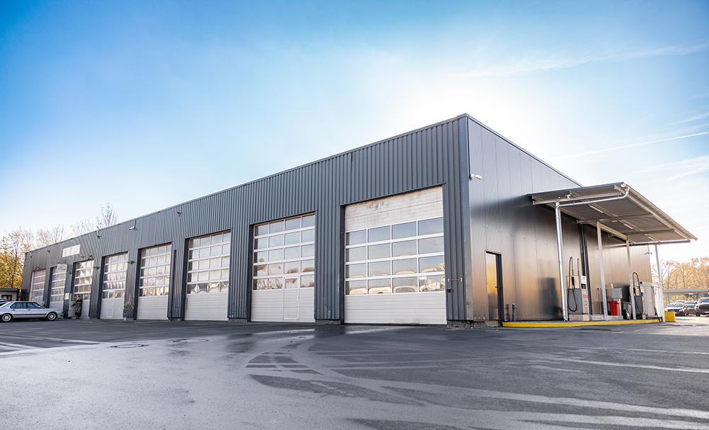 Eine große Lagerhalle der WEKA Rental mit vielen sofort verfügbaren Mietfahrzeugen