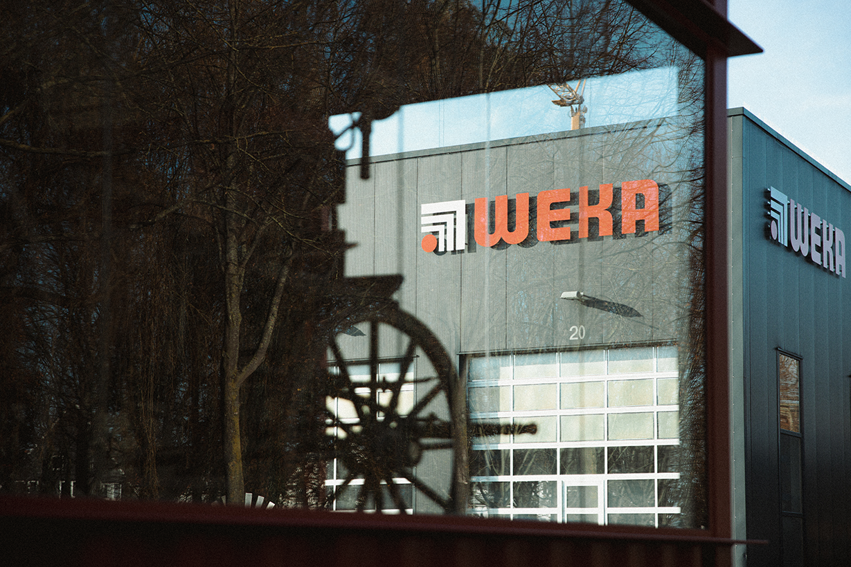 Blick durch den Showroom der WEKA Rental auf den Firmensitz des Fahrzeugvermieters