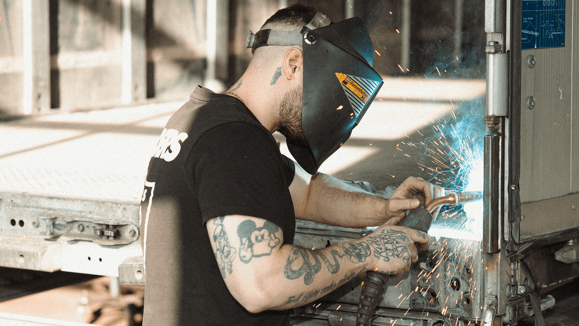 Ein Schweißer repariert ein Mietfahrzeug der WEKA Rental vor der nächsten Vermietung