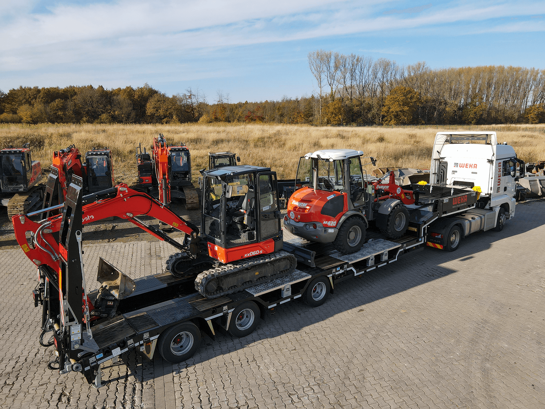 Ein gemieteter Tieflader von WEKA Rental im Einsatz beim Transport von Baggern