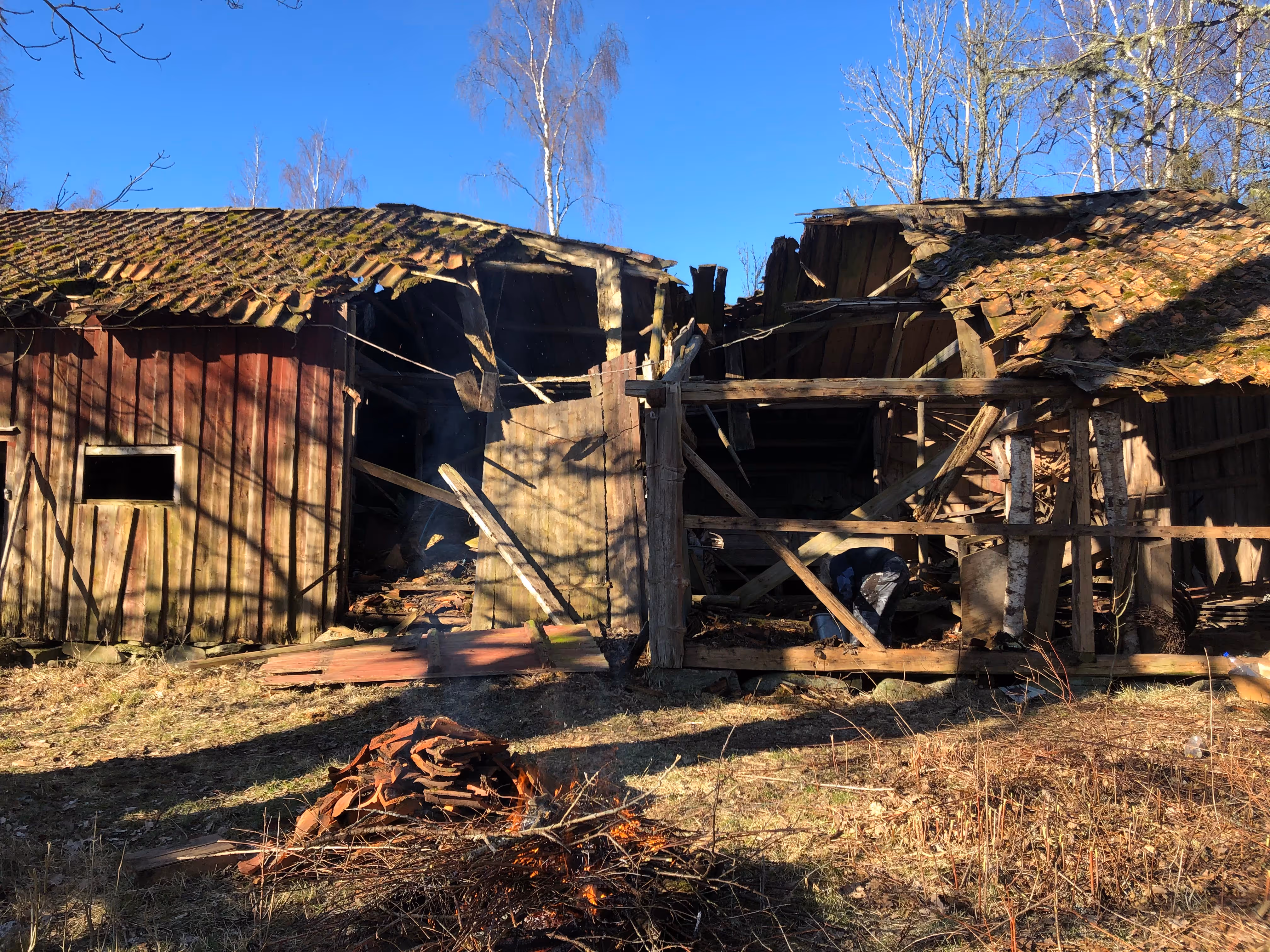 Förfallen lada på Oliviagården med tydliga spår av tidens gång