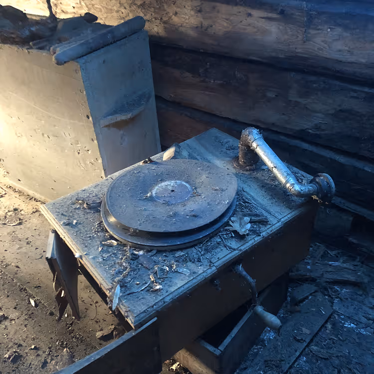 Gammal skivspelare i förfallen byggnad på Oliviagården