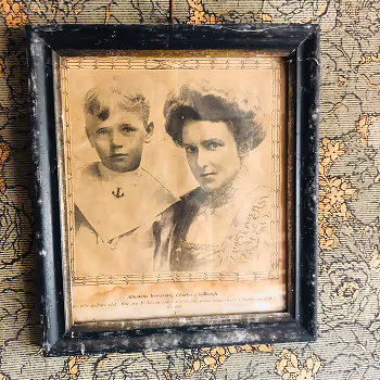 Inramat gammalt fotografi från byggnaden på Oliviagården