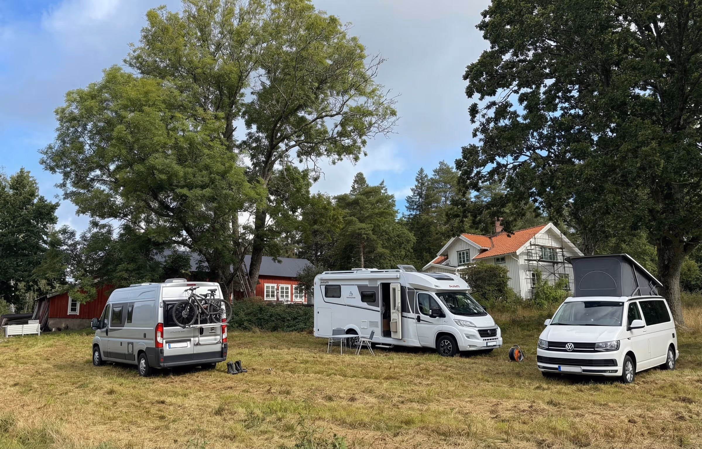Husbilar parkerade vid Oliviagården på Orust i lugn gårdsmiljö