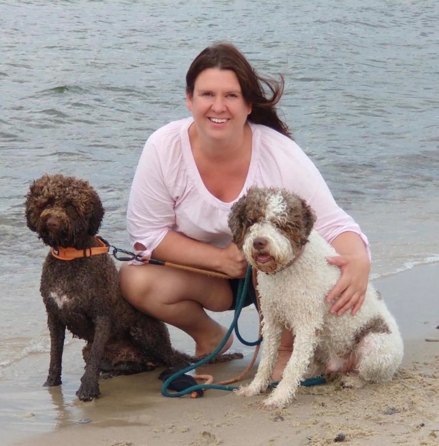 Maria Ingvarsson tillsammans med hundar