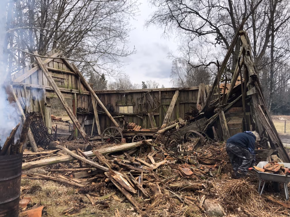 Nedfallen byggnad och bråte vid gammal byggnad på Oliviagården