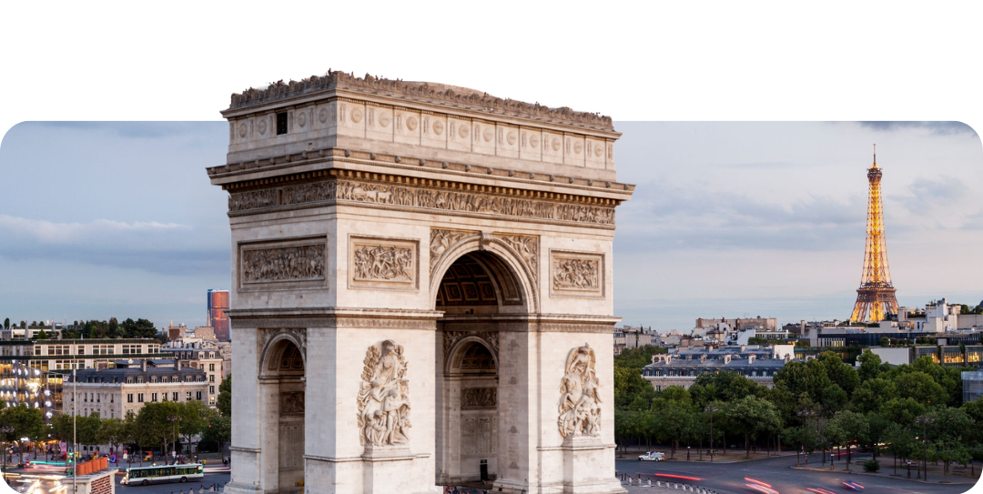Femme en pull blanc confortablement allongée sur un canapé, les yeux fermés et les mains derrière la tête.