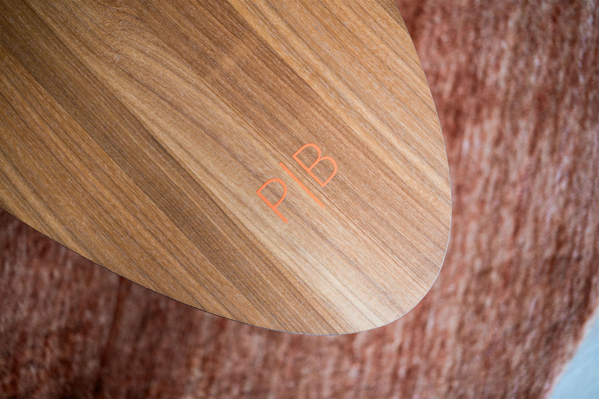 Plan|Bar Logo Signet auf einen Tisch geklebt dezent an den Rand.
