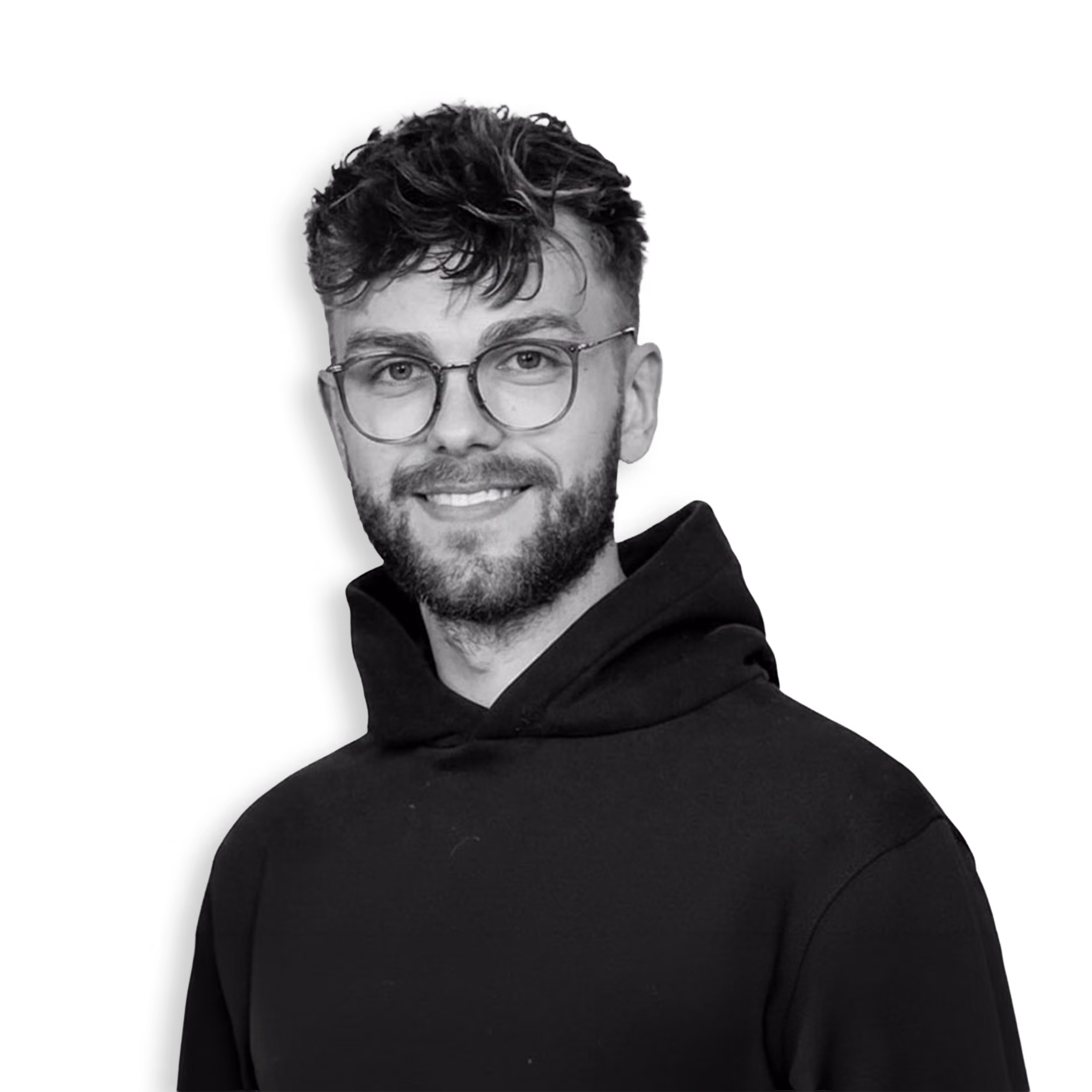Lächelnder Mann mit Brille, Bart und lockigem Haar trägt schwarzen Kapuzenpullover.
