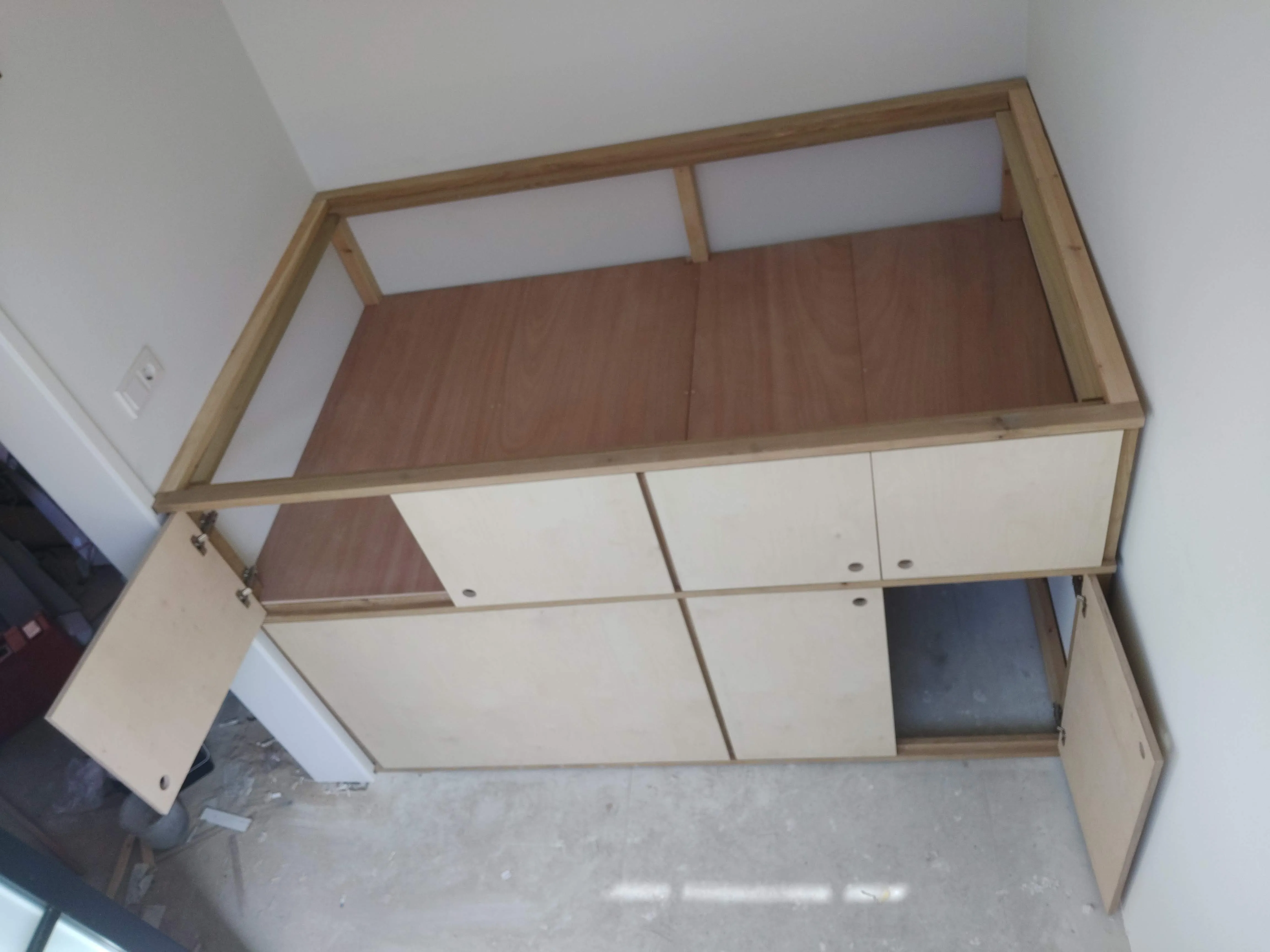 Inbyggd garderob med smart förvaring.