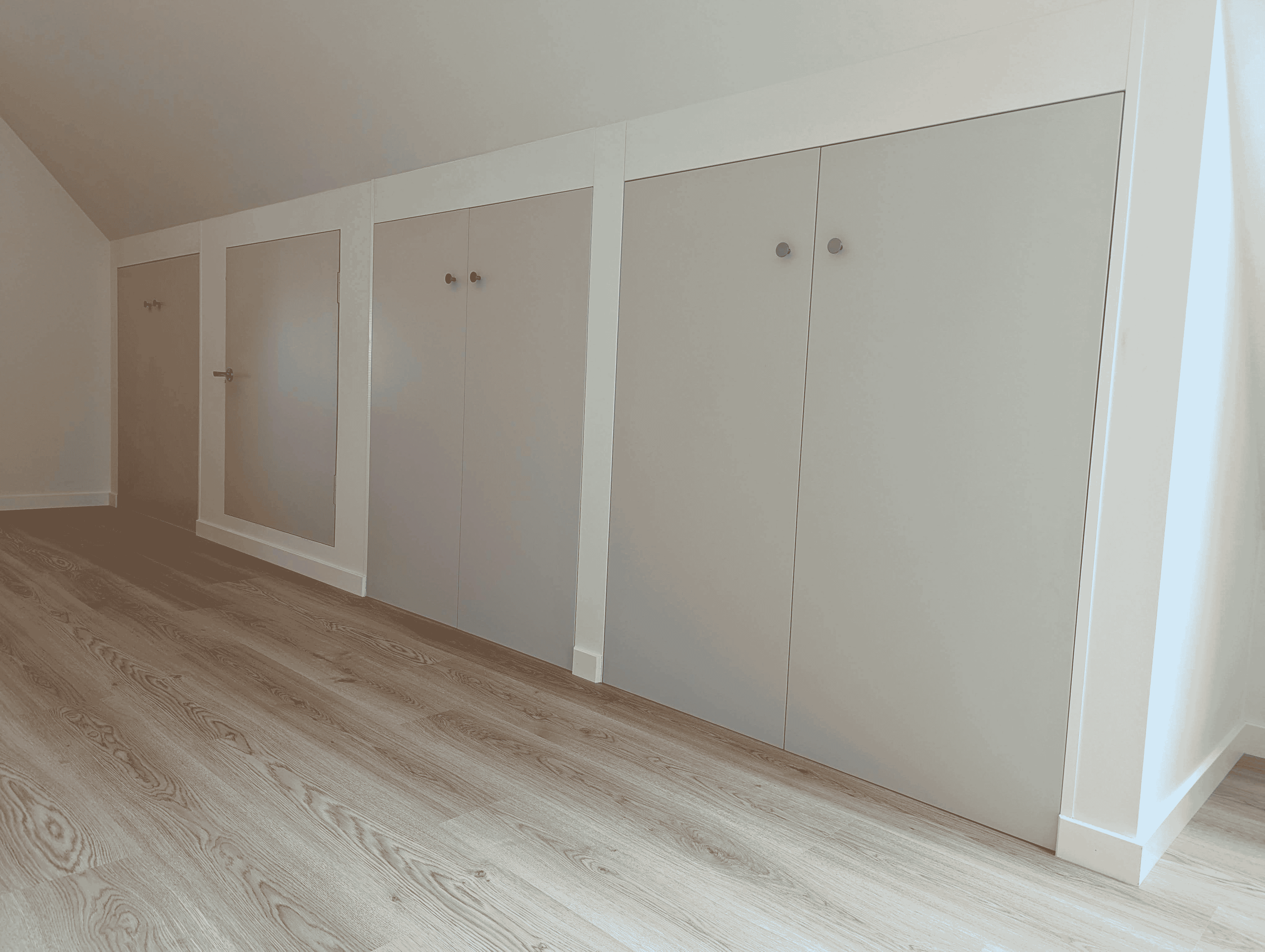 platsbyggd garderob sovrum