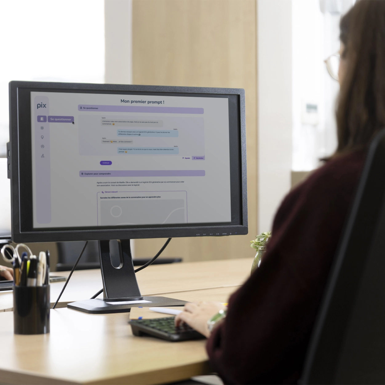 Personne assise devant un ordinateur affichant une interface de chat en français sur l'écran, passant le parcours apprenant Pix IA