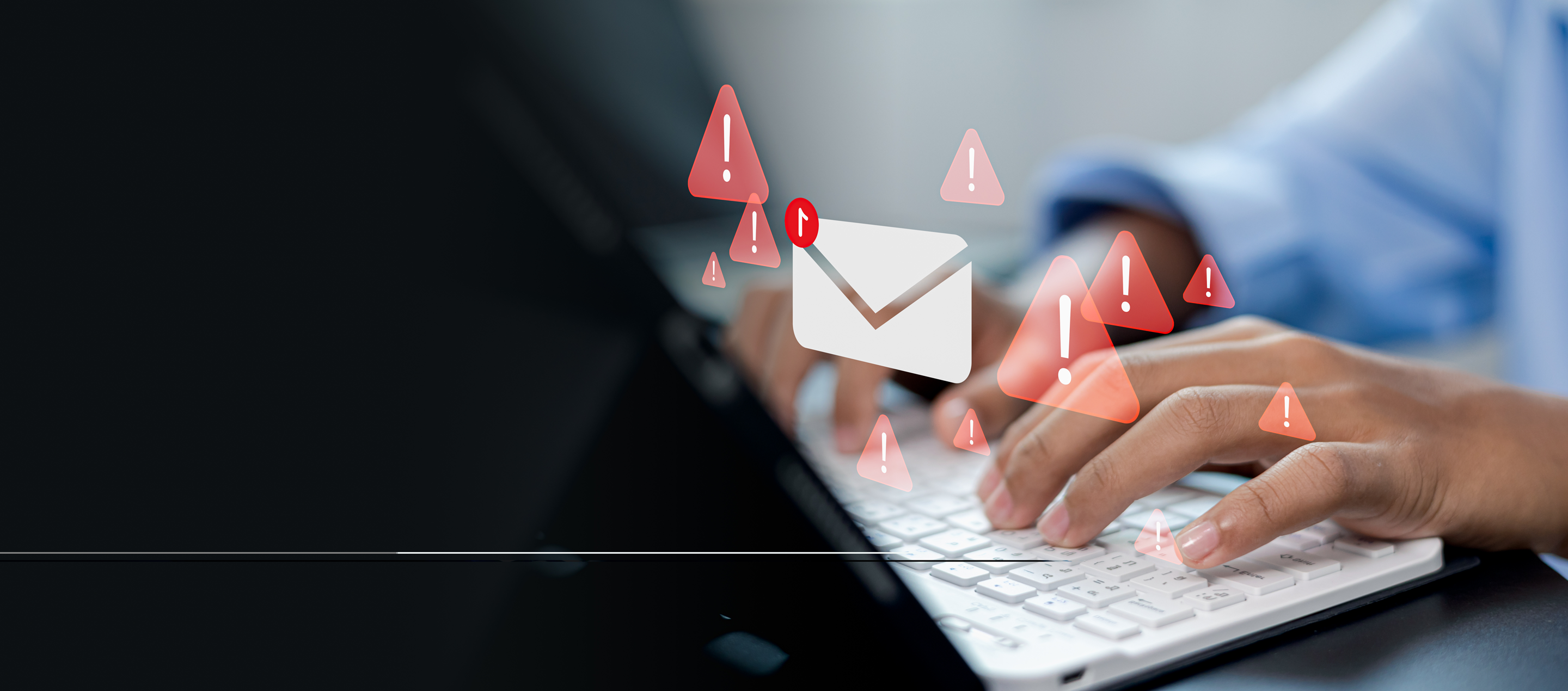 Mains tapant sur un clavier avec une icône de message et des alertes de sécurité mail compromis ou phishing (hameçonnage)