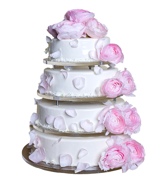 Czteropiętrowy tort weselny z białym lukrem, ozdobiony różowymi kwiatami i płatkami róż.