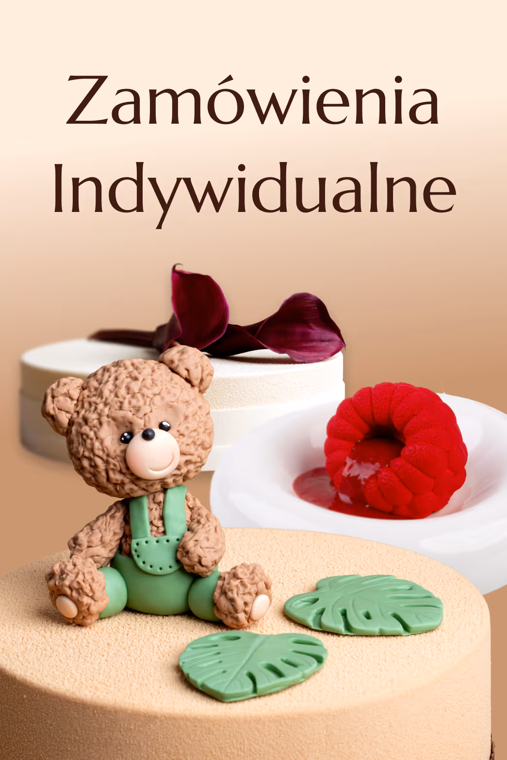 Tort ozdobiony figurką misia w zielonych spodenkach i dwoma zielonymi listkami, z tekstem Zamówienia Indywidualne.