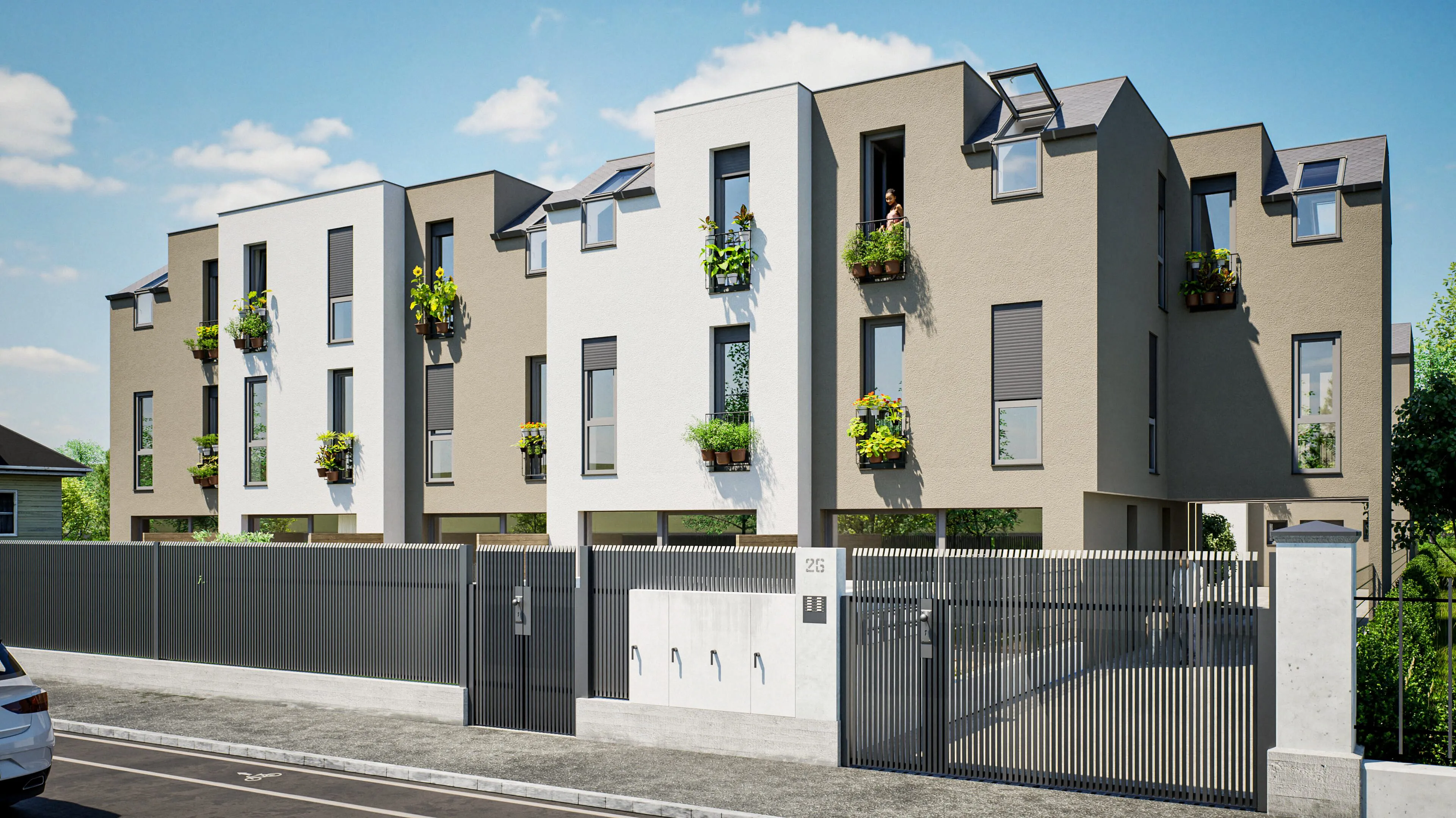 Modernes dreistöckiges Wohngebäude mit grauen und weißen Fassaden, mehreren Fenstern und Blumenkästen hinter einem Metallzaun.