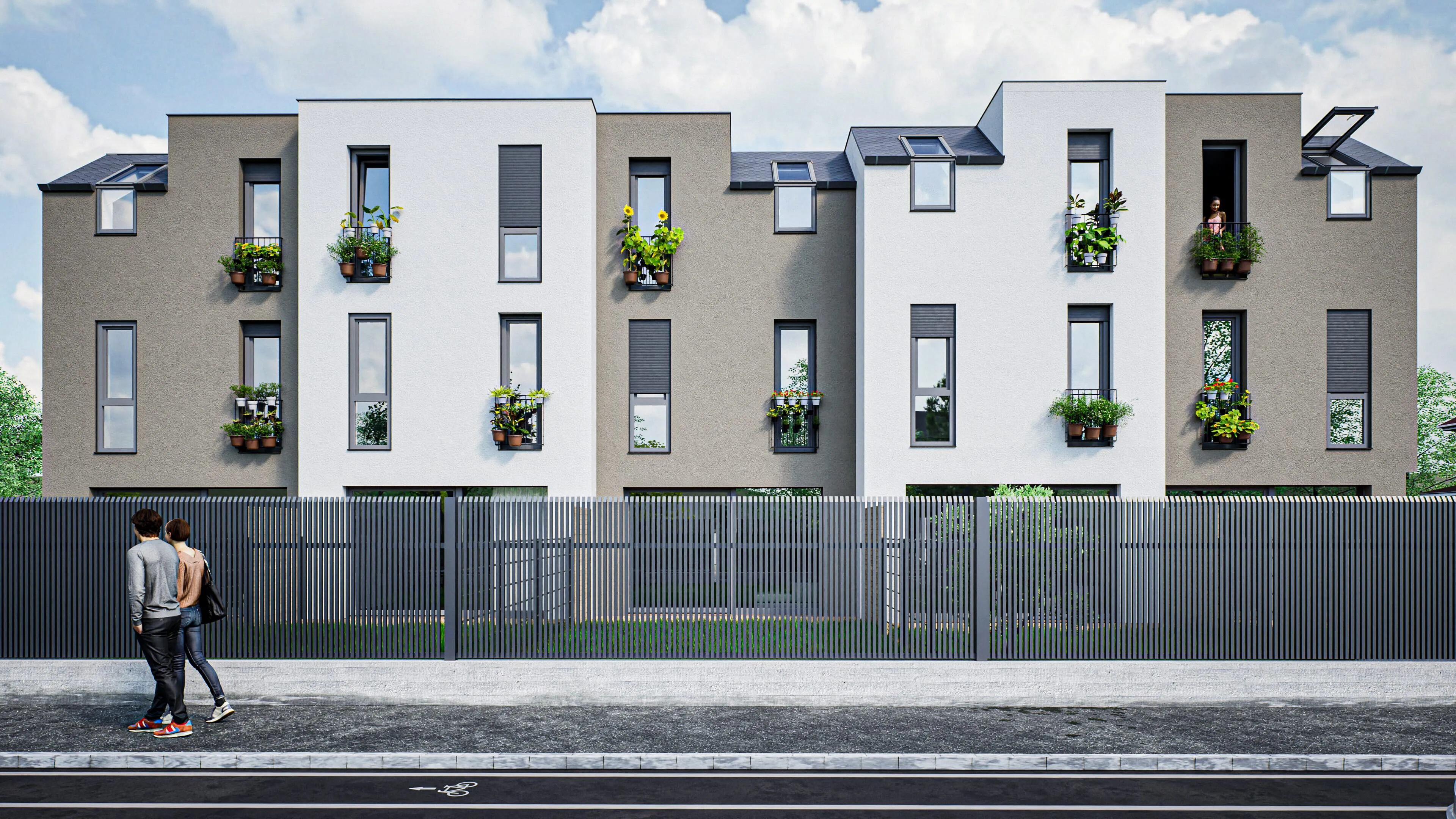 Modernes Wohngebäude mit weißen und grauen Fassaden, mehreren Balkonen mit Blumen und einem Paar, das auf dem Gehweg davor spaziert.