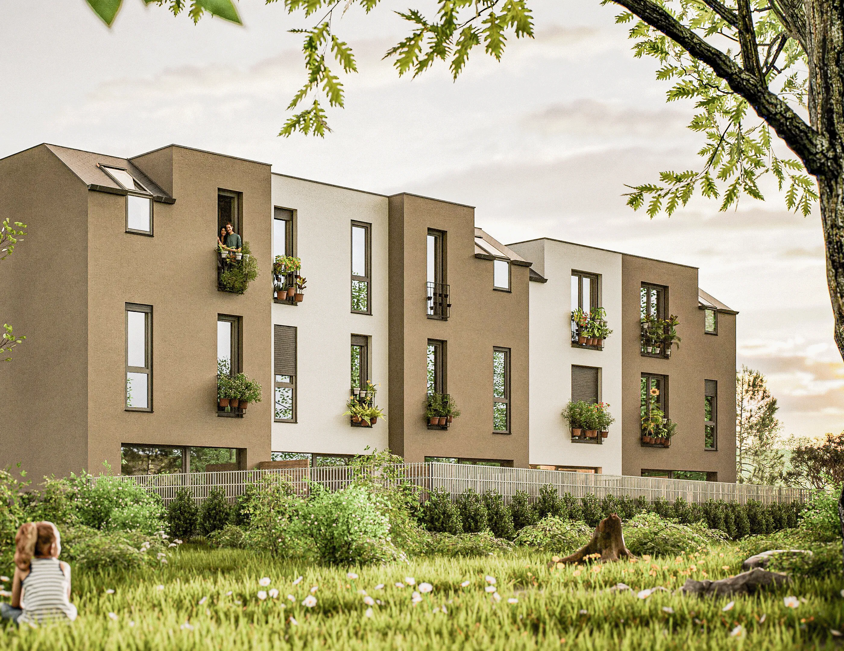 Modernes dreistöckiges Wohngebäude mit Balkonen und grünen Pflanzen, davor eine Wiese mit einem Kind, das sitzt.