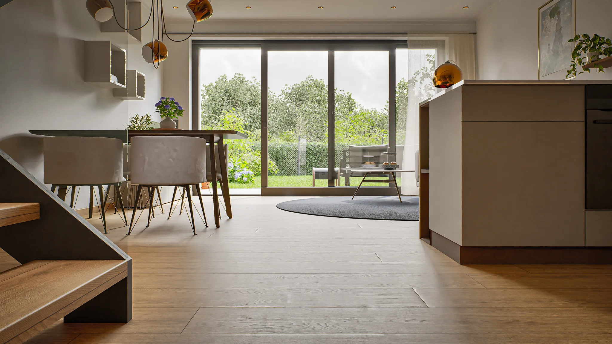 Moderner Wohn- und Essbereich mit Holzboden, Esstisch und Stühlen links, Kücheninsel rechts und großen Glas-Schiebetüren zum Garten.