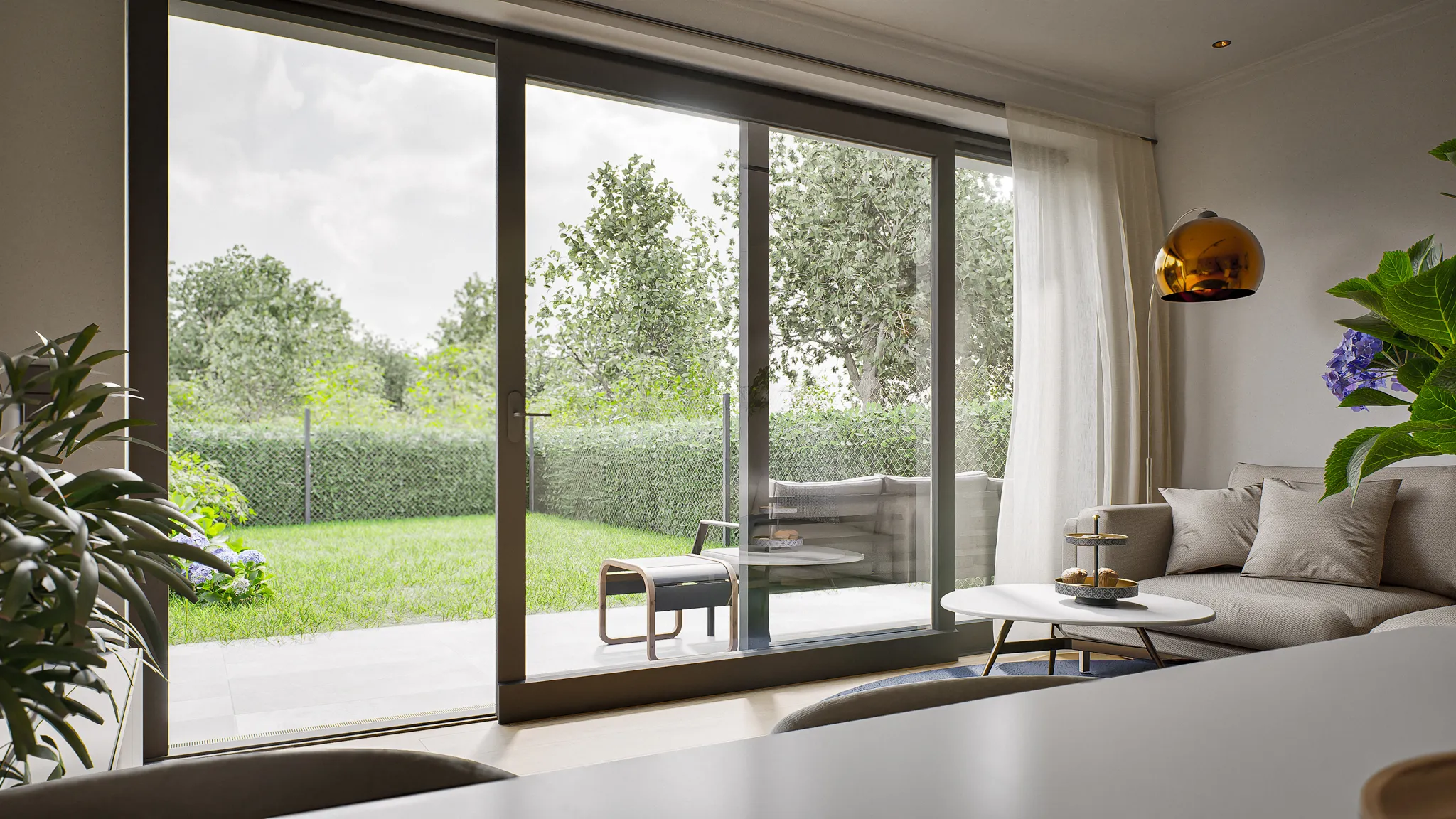 Modernes Wohnzimmer mit grauem Sofa, runder weißer Tisch, goldfarbener Leseleuchte und Blick durch große Glasschiebetüren auf grünen Garten.