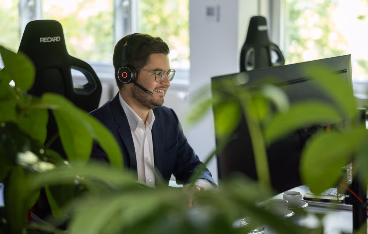 Mann am telefonieren