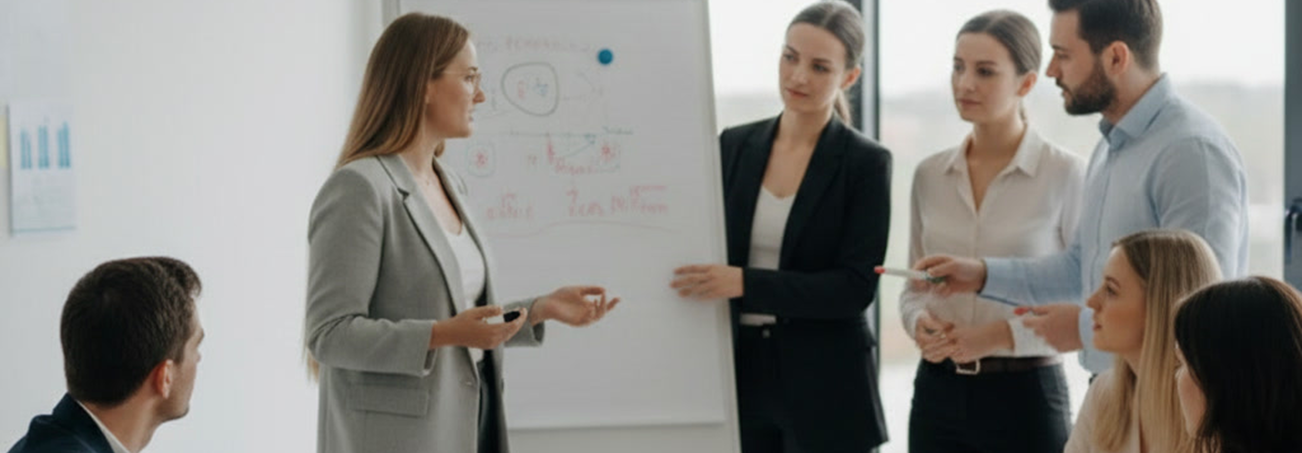 Beraterin moderiert Meeting zur beruflichen Neuorientierung und Outplacement-Beratung im Unternehmen