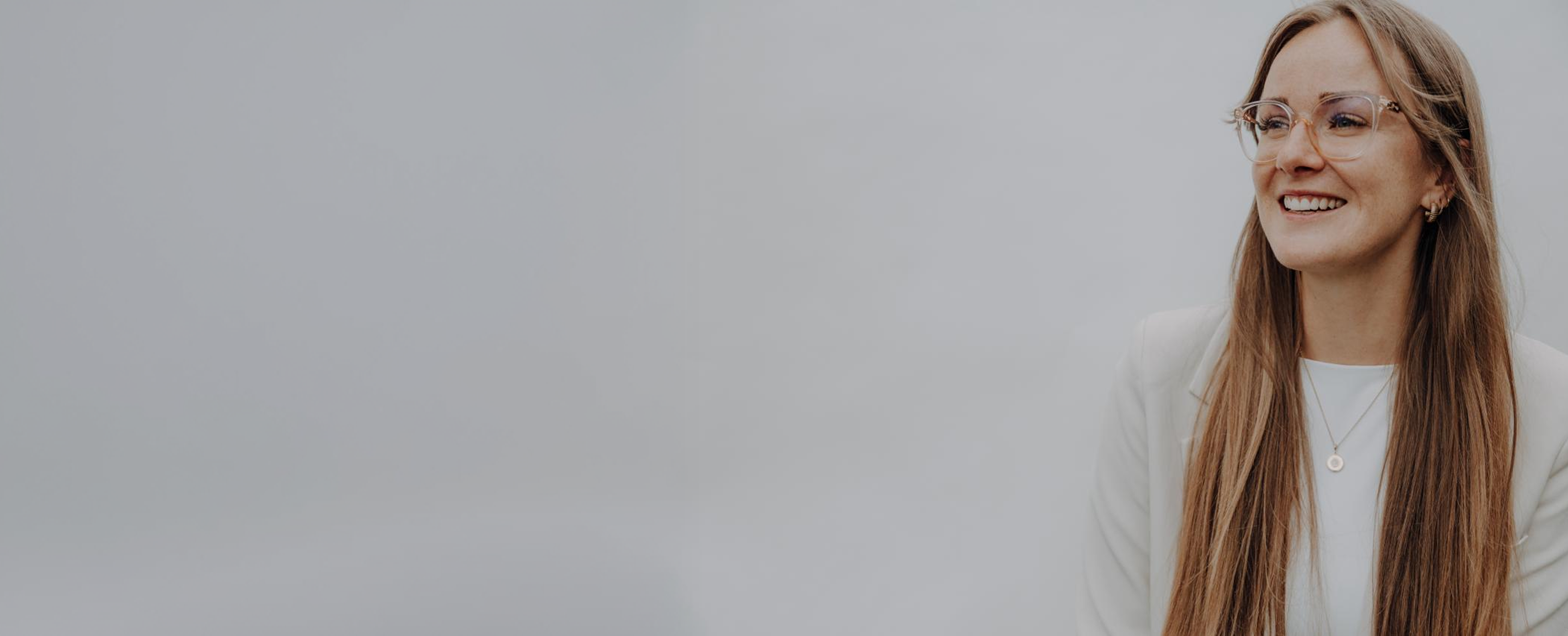 Porträt einer Coachin, spezialisiert auf Coaching und berufliche Neuorientierung