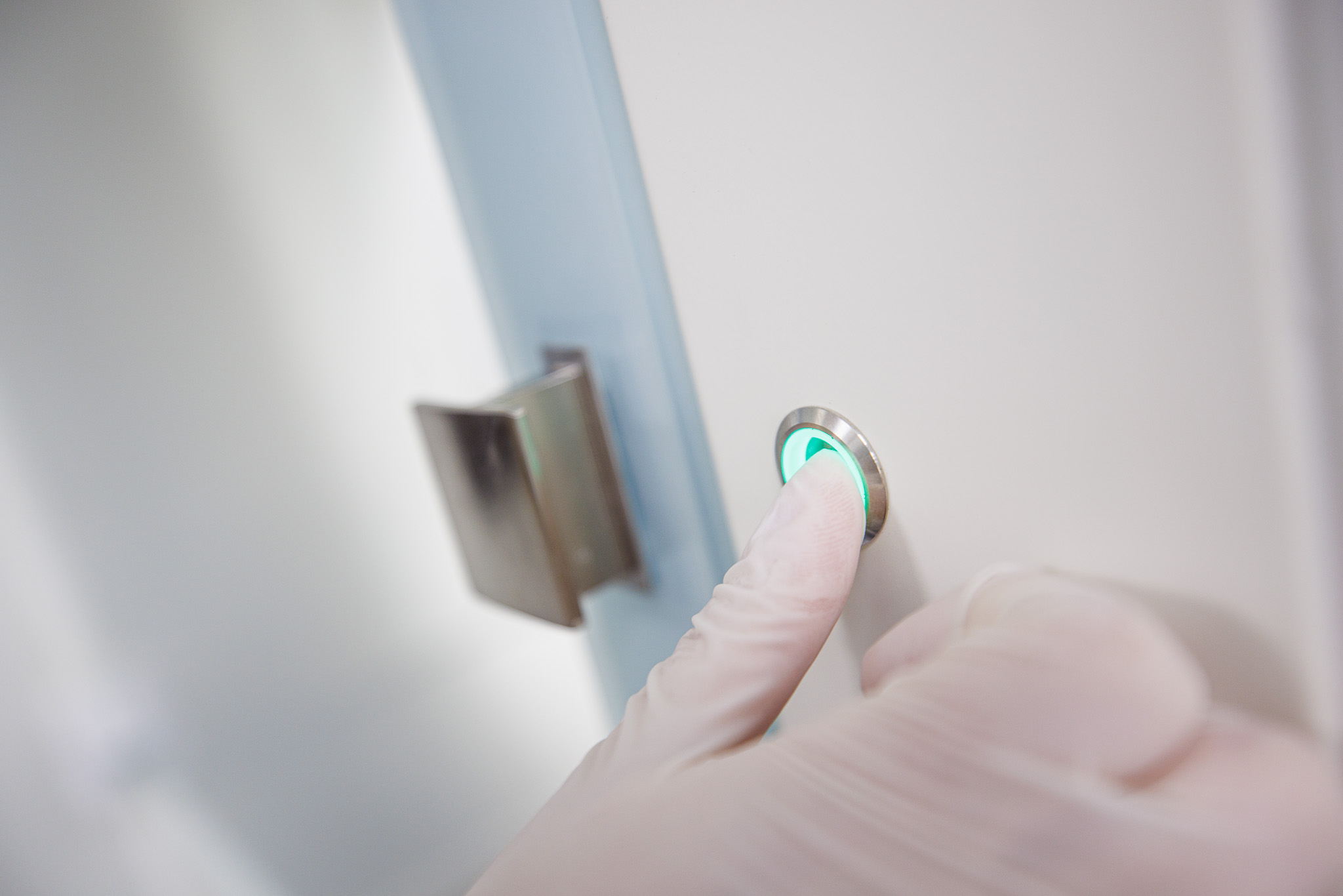 Pharmaceutical-grade cleanroom, ready-to-use doses