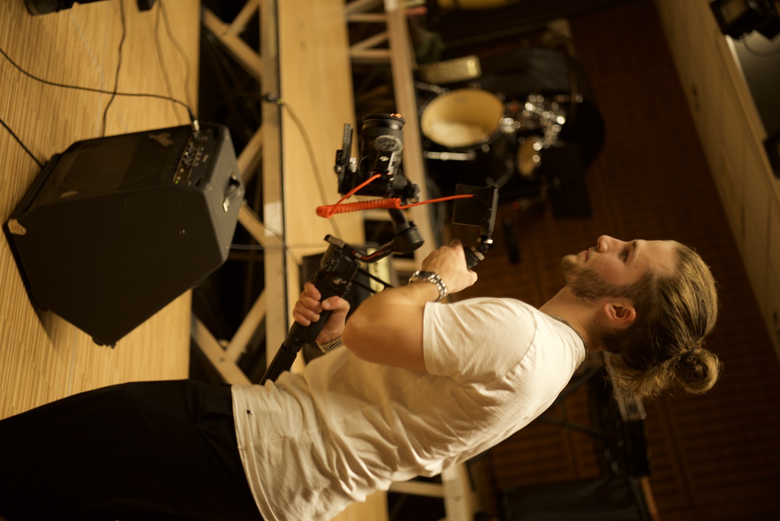 Noah Drezet dans une salle de concert