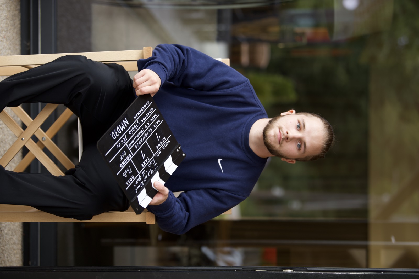 Noah Drezet assis, clap de tournage à la main
