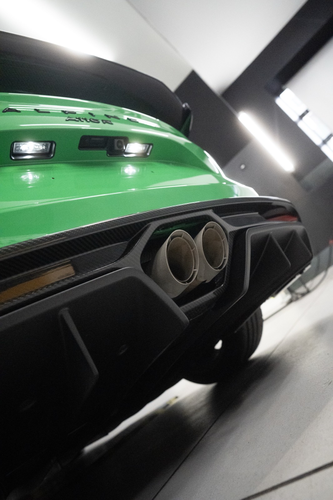Diffuseur carbone et sorties d'échappement d'une Alpine A110 R verte