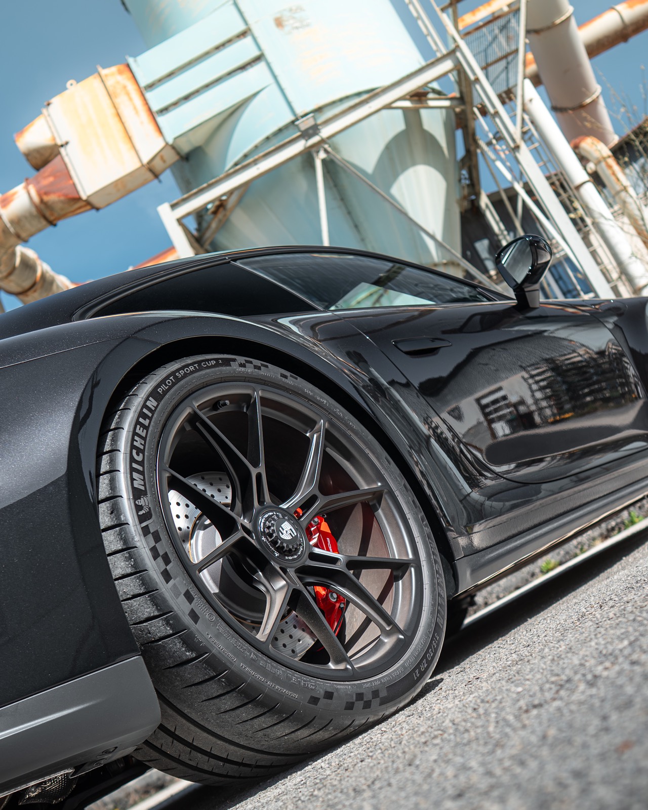 Roue avant et étrier rouge d'une Porsche 911 GT3 noire