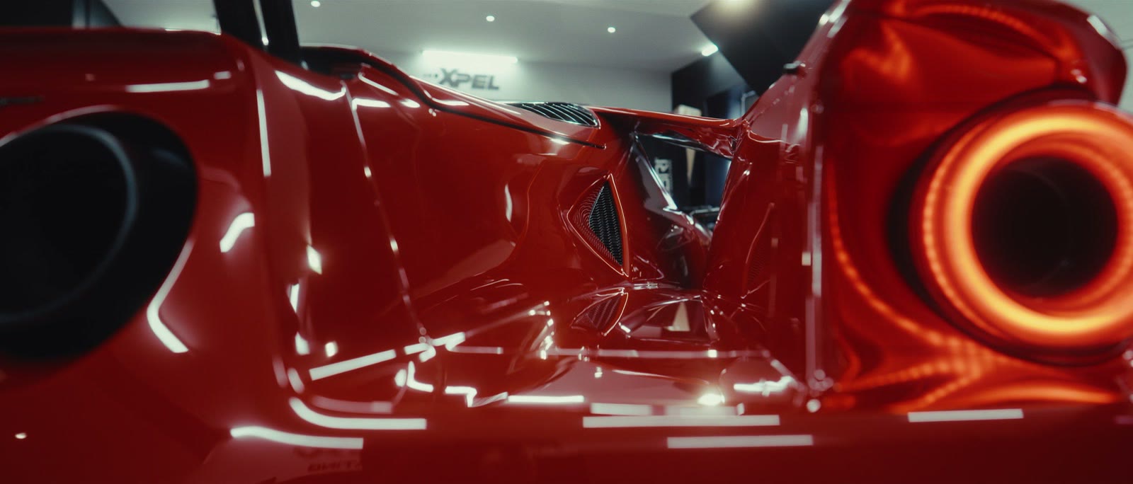 Le feu arrière annulaire de la Ford GT, film posé