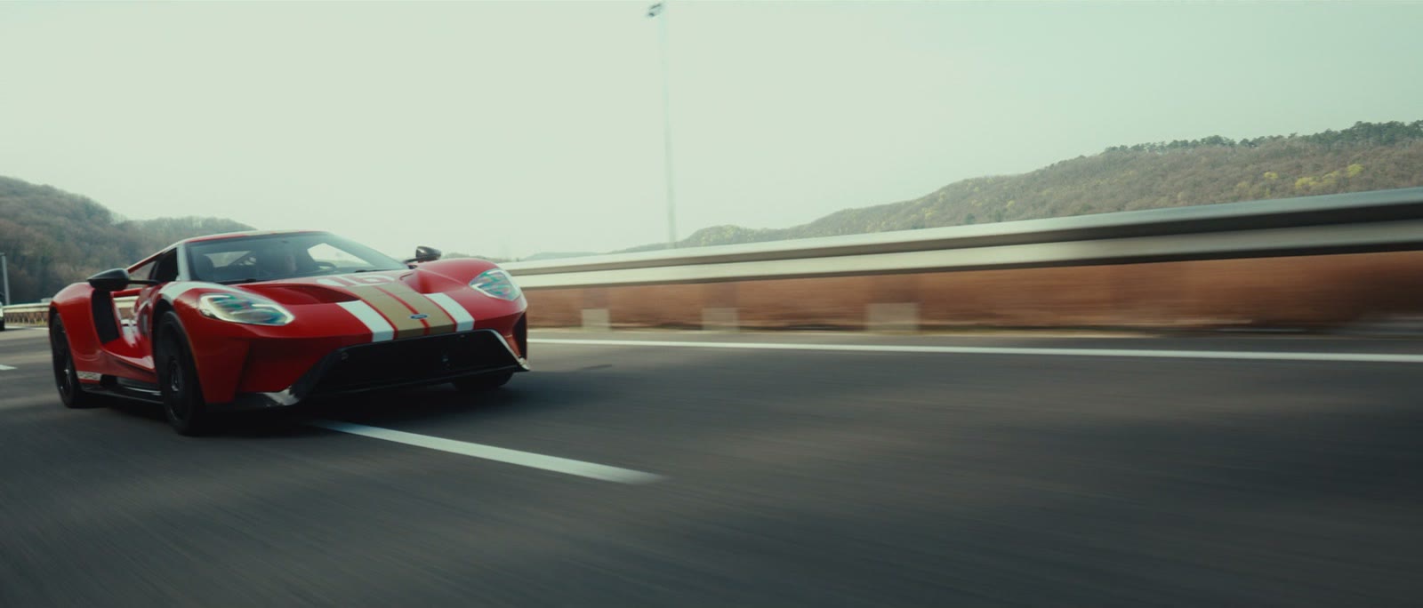 La Ford GT Heritage rouge et or en roulage sur la route
