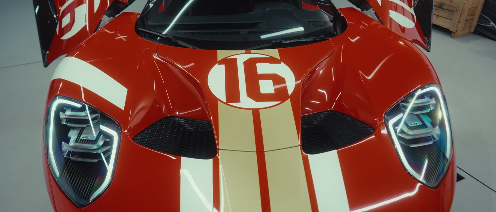 La face avant de la Ford GT, numéro 16 et bandes dorées