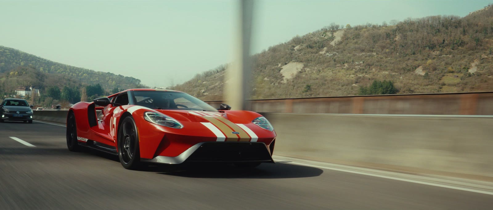 La Ford GT de trois quarts arrière, en mouvement