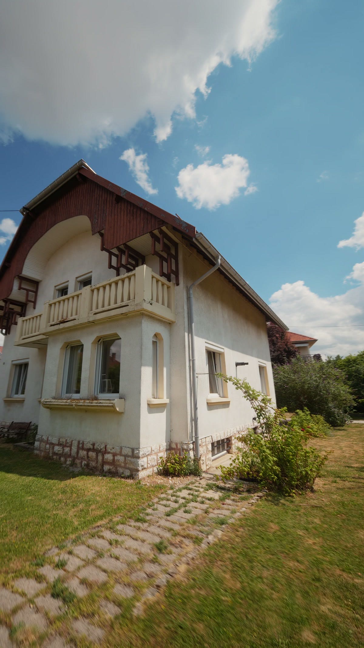 La façade et son balcon de bois, depuis la pelouse