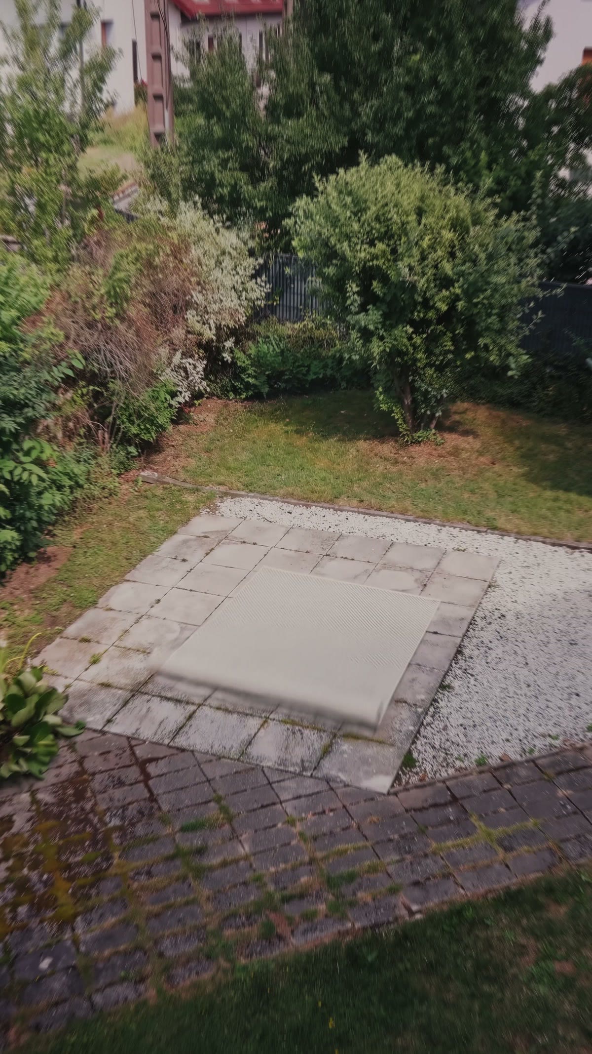 La terrasse pavée et le jardin clos